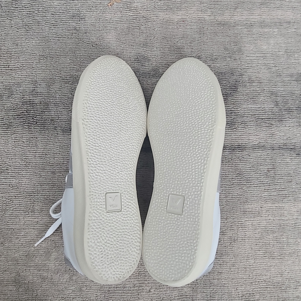 New Veja Women's Sneakers - Picture 3 of 4